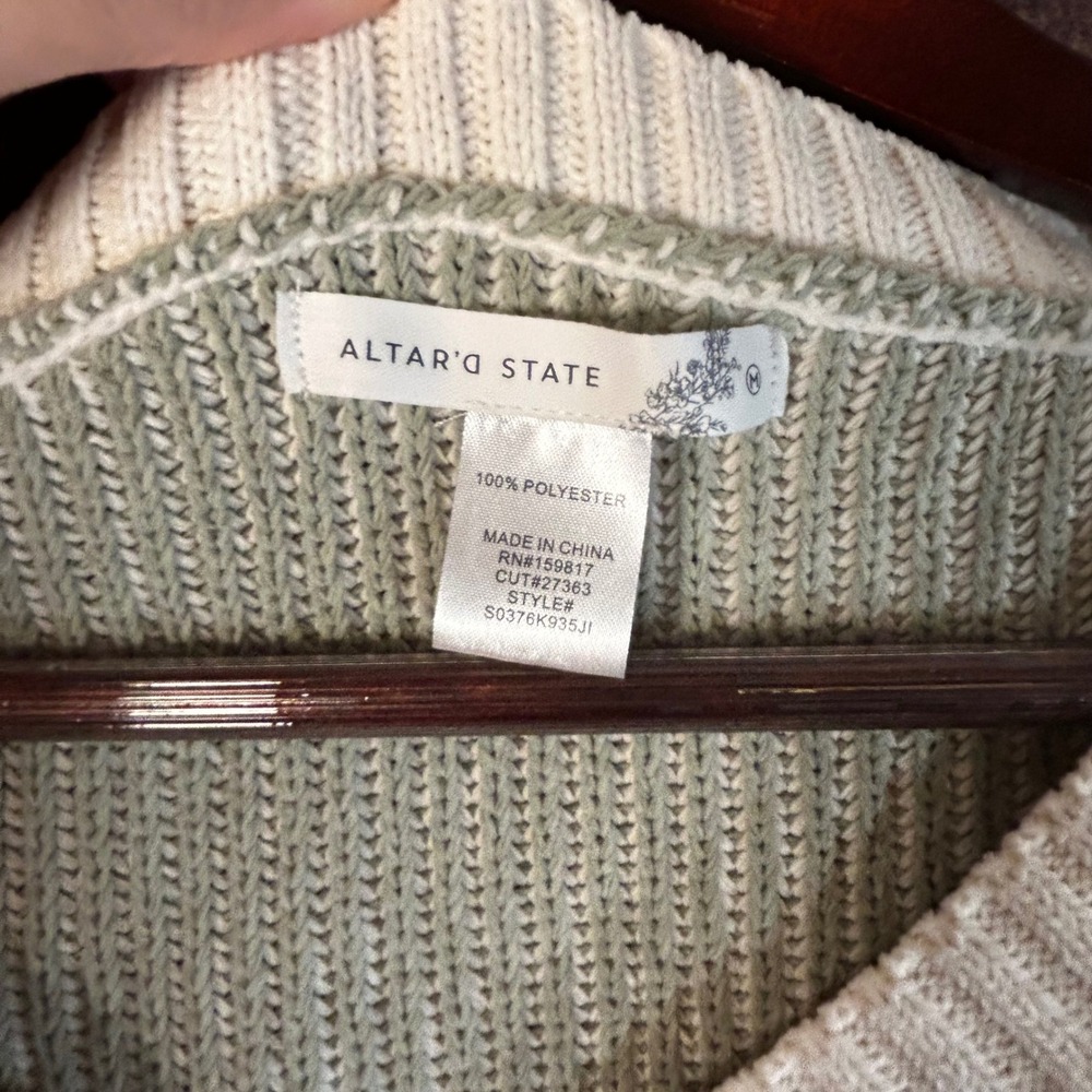 Altar'd State Womens Sage Green Cream Ribbed Cropped V-Neck Sweater Medium NWT - Picture 2 of 10